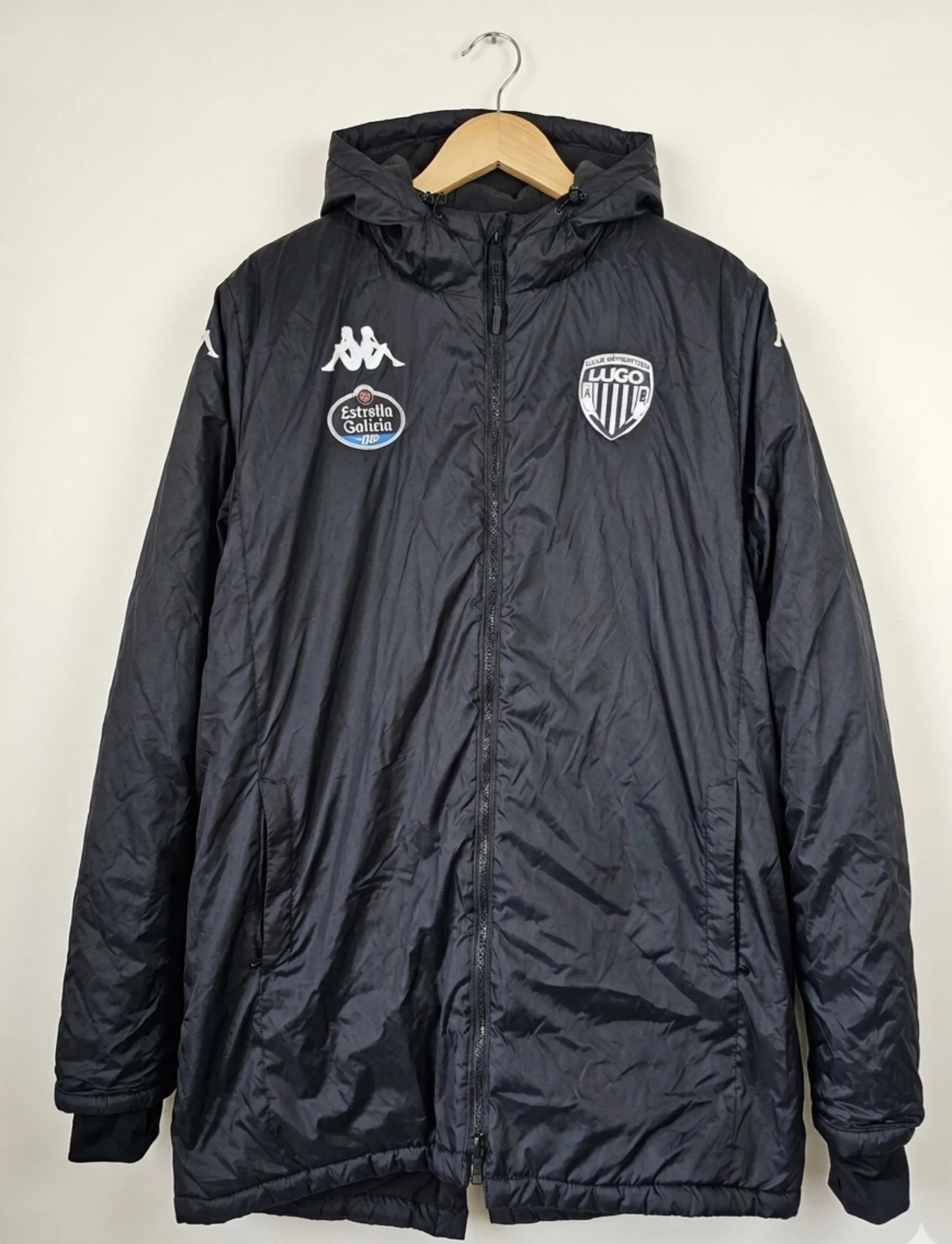 Parka oficial de banquillo/staff del CD Lugo, marca Kappa